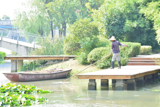 公園里辛苦的老人