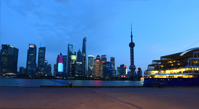 停泊的游輪與陸家嘴建筑群