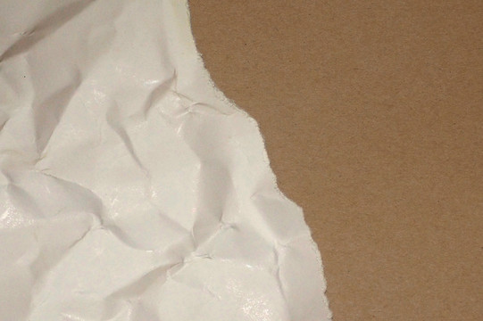 揉皺折皺撕破的白紙加牛皮紙背景