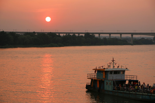 夕陽(yáng)紅 客船