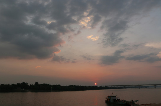 夕陽(yáng)下等待回家的客船