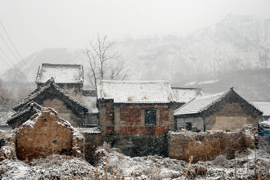 雪中的老屋