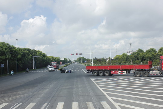 路口轉(zhuǎn)彎的卡車(chē)