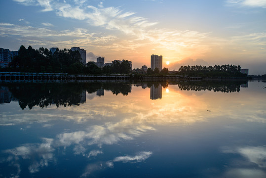 河岸日出倒影