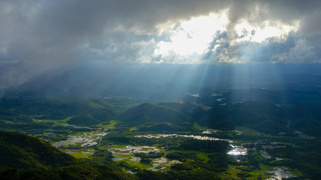 山脈 田園 陽光