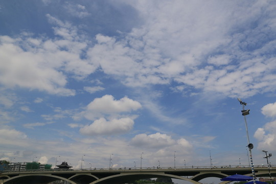藍天白云大橋