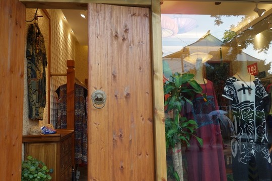 復(fù)古女裝專賣店櫥窗
