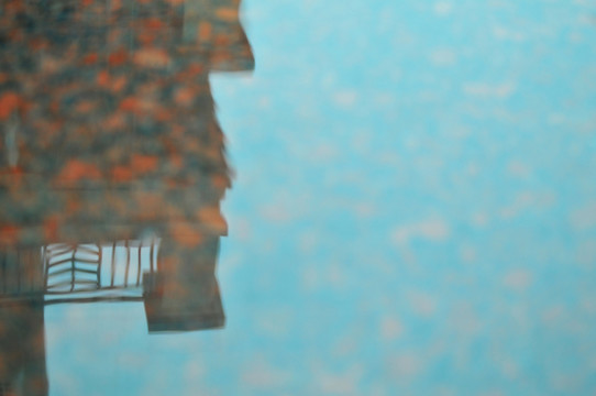 天氣 下雨 雨中倒影