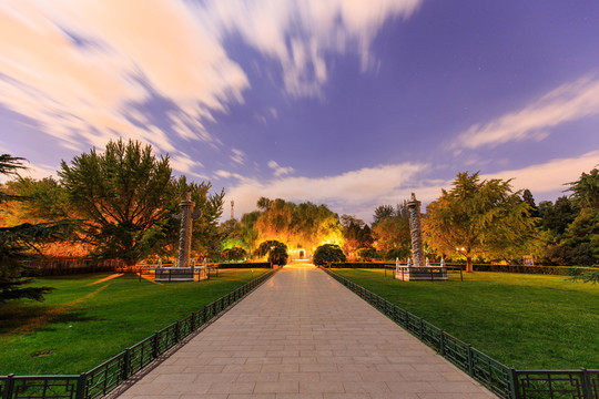 北京大學(xué)西校門華表夜景