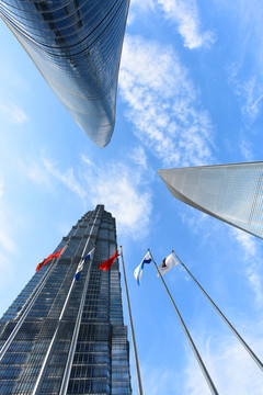 仰拍的陸家嘴三大建筑