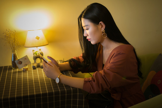正在使用手機的美女