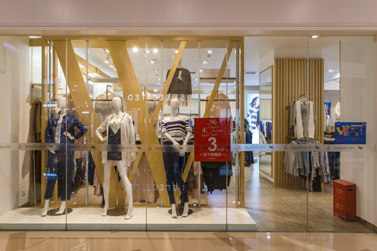 服裝專賣店櫥窗