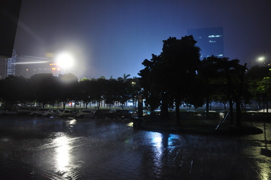 下雨夜晚
