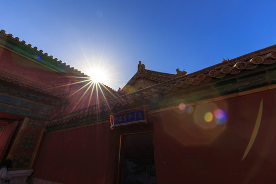 故宮紅墻宮墻吉祥門太陽光芒