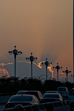 夕陽(yáng)下班的車流
