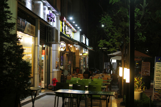 夜色下的首爾街頭餐館