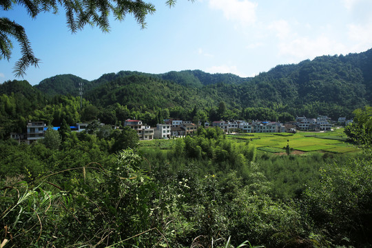 遙遠(yuǎn)的小山村