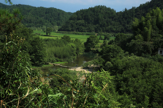 遙遠(yuǎn)的小山村