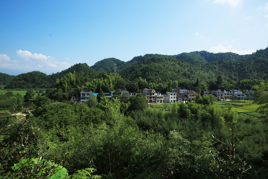 遙遠(yuǎn)的小山村