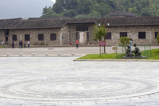 張谷英村