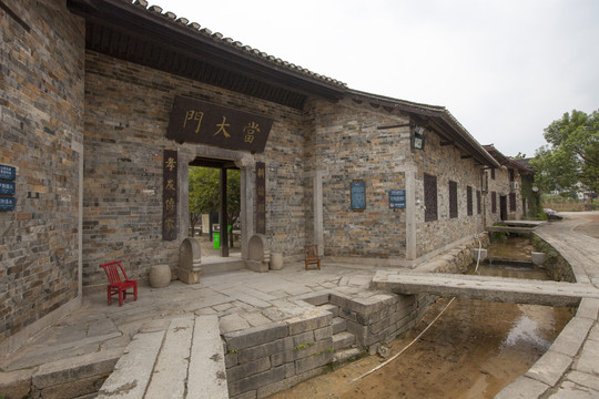 張谷英村