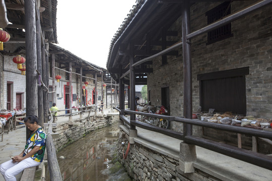 張谷英村