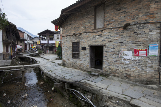 張谷英村