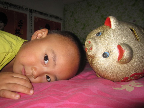 小孩與發(fā)財豬