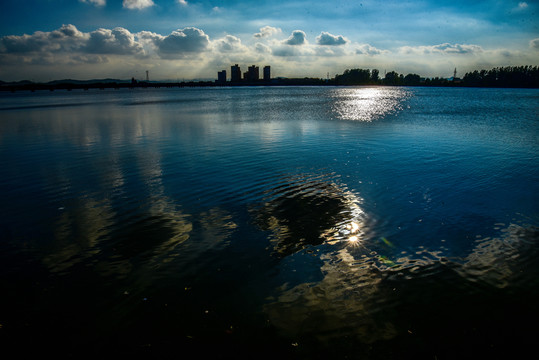 濱河風(fēng)景