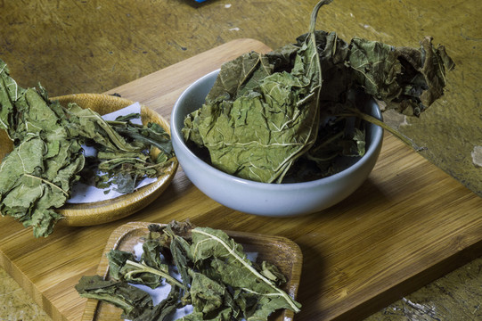 木板上的中藥桑葉
