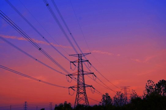 夕陽下的高壓電線鐵塔