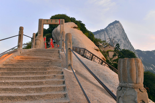 華山 擦耳巖