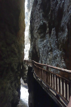 峽谷 棧道 裂縫