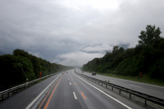 山間公路 云霧繚繞