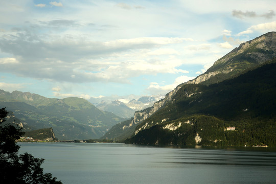 山間湖水  大山風(fēng)景