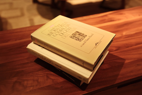 木桌上的一摞書籍