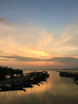 黃昏日落下的漁船