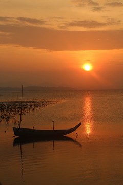 夕陽漁船