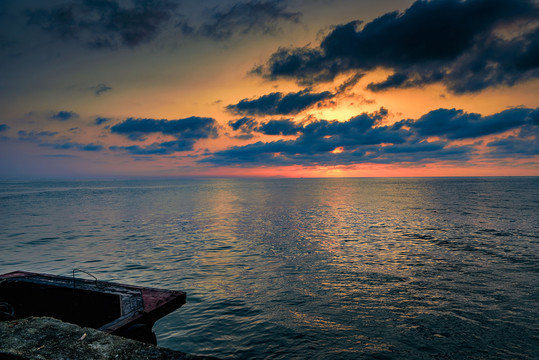 海上朝霞