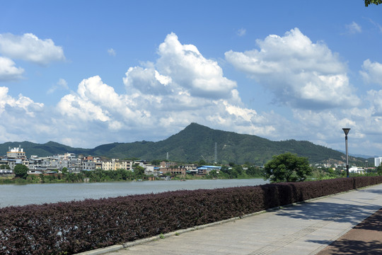 藍(lán)天白云城市公路河源風(fēng)光青山