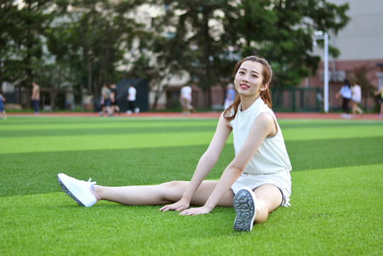 坐在校園操場上的女學(xué)生