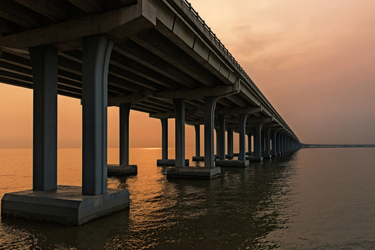 橋和夕陽(yáng)
