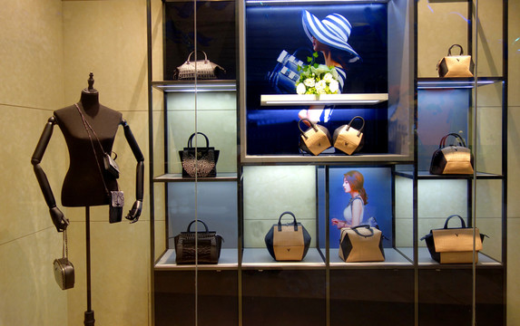 皮具店櫥窗 女包店 真皮店