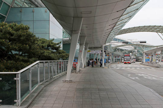 首爾機(jī)場(chǎng)候機(jī)樓門(mén)前