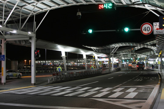 首爾機(jī)場(chǎng)候機(jī)樓門(mén)前