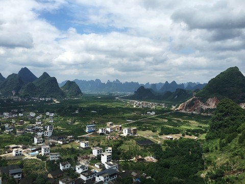 在貴廣高鐵上看到的廣西風(fēng)光