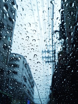 玻璃上的雨滴