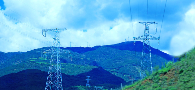大山里的輸電塔