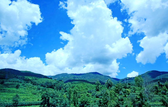 藍(lán)天白云大山