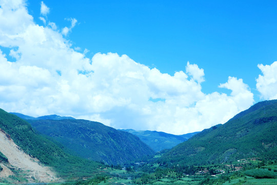 藍天白云群山風(fēng)光
